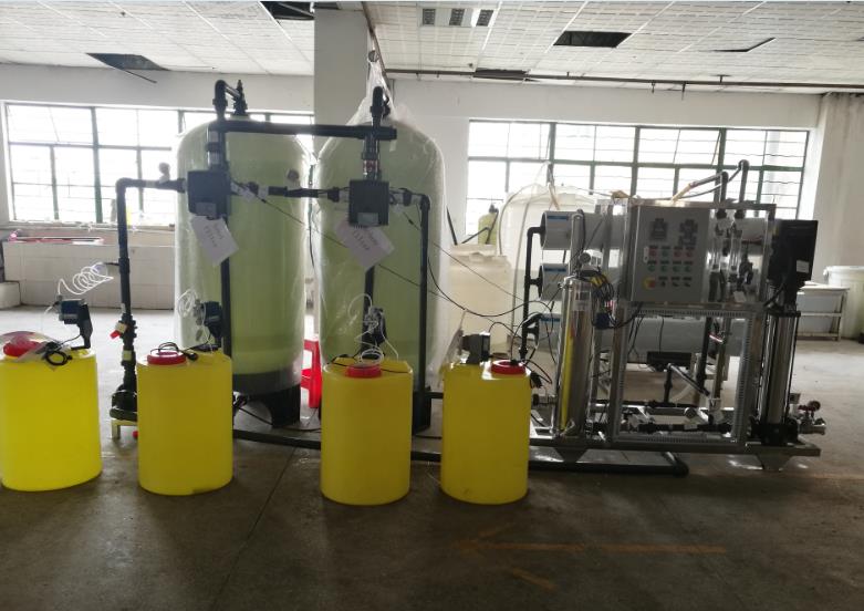 Unidad de tratamiento de agua por ósmosis inversa con una capacidad de 1,4 m 3 /h